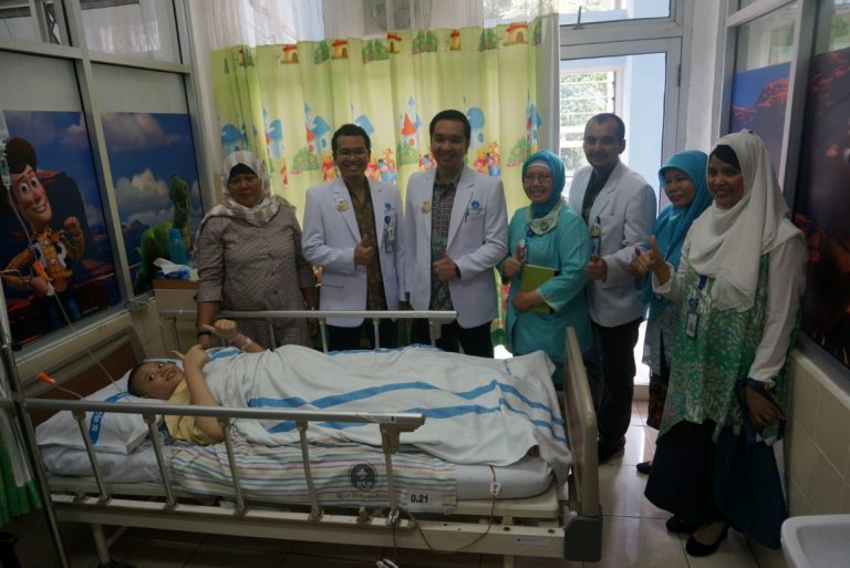 Operasi Tumor Ganas Tulang Dengan Rekonstruksi Total Femur Mengaprosthesis Pertama Di Indonesia