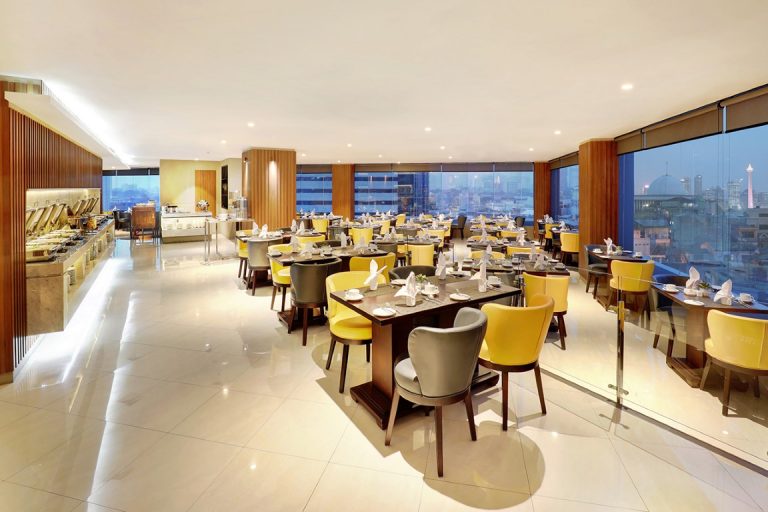 Golden Tulip Passer Baroe Menampilkan Naughty & Nice September