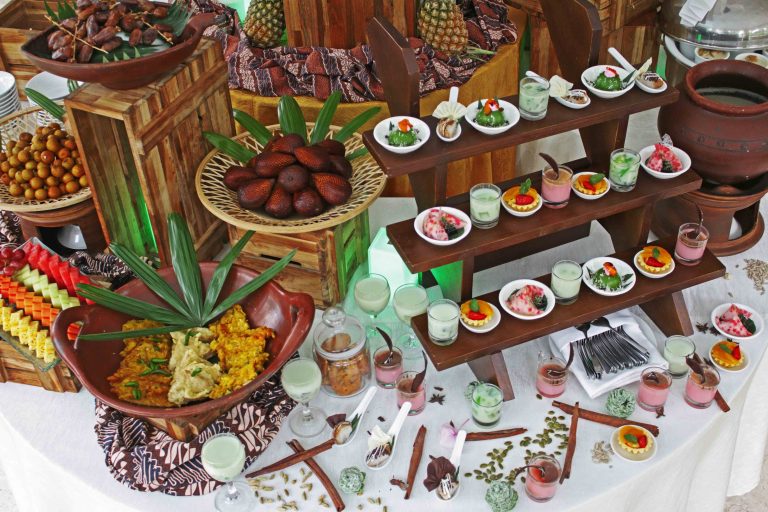 Menu Ala Nusantara dan Timur Tengah di Aryaduta Lippo Village