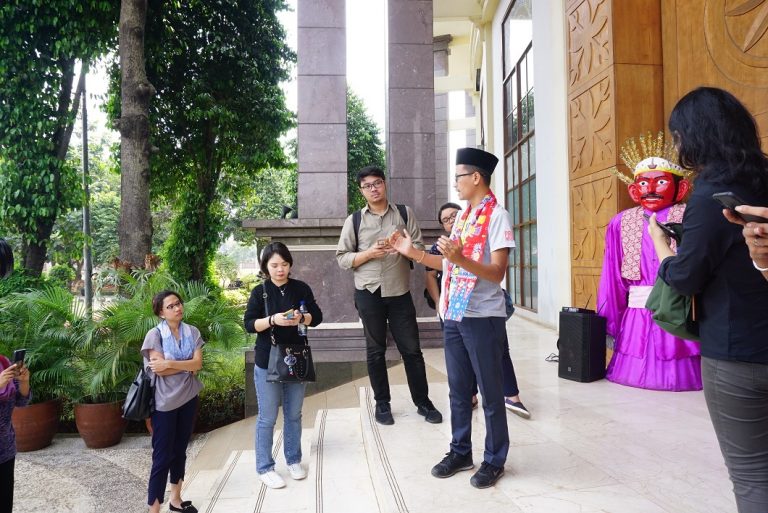 Archipelago International Mengadakan Kunjungan ke Kampung Betawi