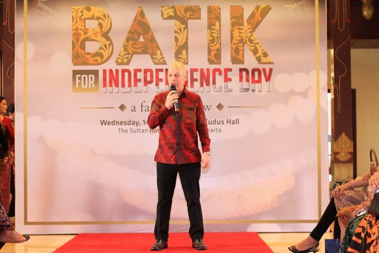 Peragaan Busana Para Istri Duta Besar Kerja Sama Dengan Alleira Batik
