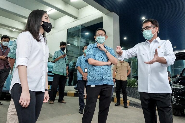 Menparekraf ke Blue Bird Pastikan Kesiapan Fasilitas Transportasi Tenaga Medis