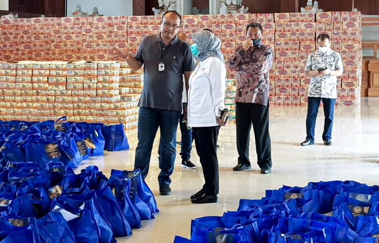 Kemenparekraf Serahkan Bantuan untuk Pelaku Pariwisata Serta APD Melalui Gugus Tugas