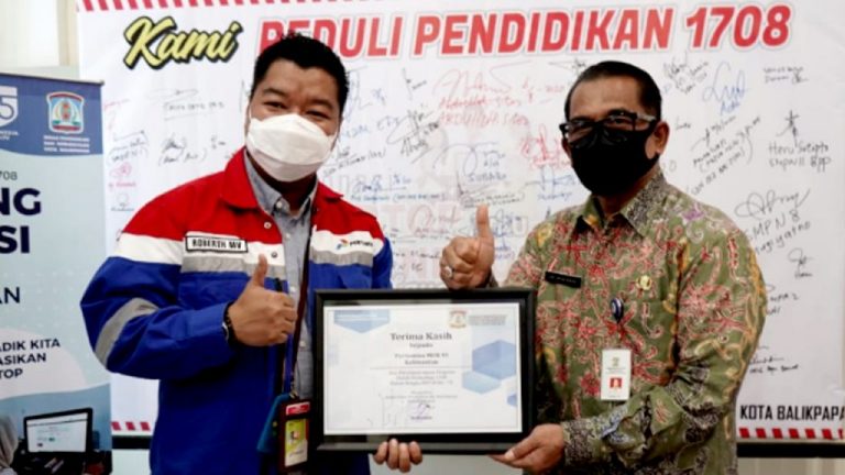 Pertamina Donasikan Ratusan Gadget untuk Pendidikan di Kota Balikpapan