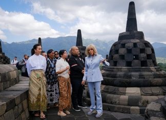 Presiden Prancis Emmanuel Macron Sempatkan Kunjungi Borobudur Saat Lawatan di Indonesia Emmanuel Macron